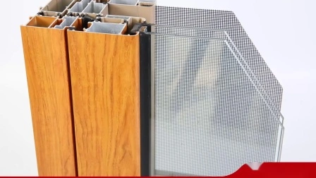 Aluminiumprofil für Fenster und Türen in Baumaterialien mit thermischer Trennung. Profil aus silberfarbener Aluminiumlegierung, beschichtetes Aluminium-Strangpressprofil
